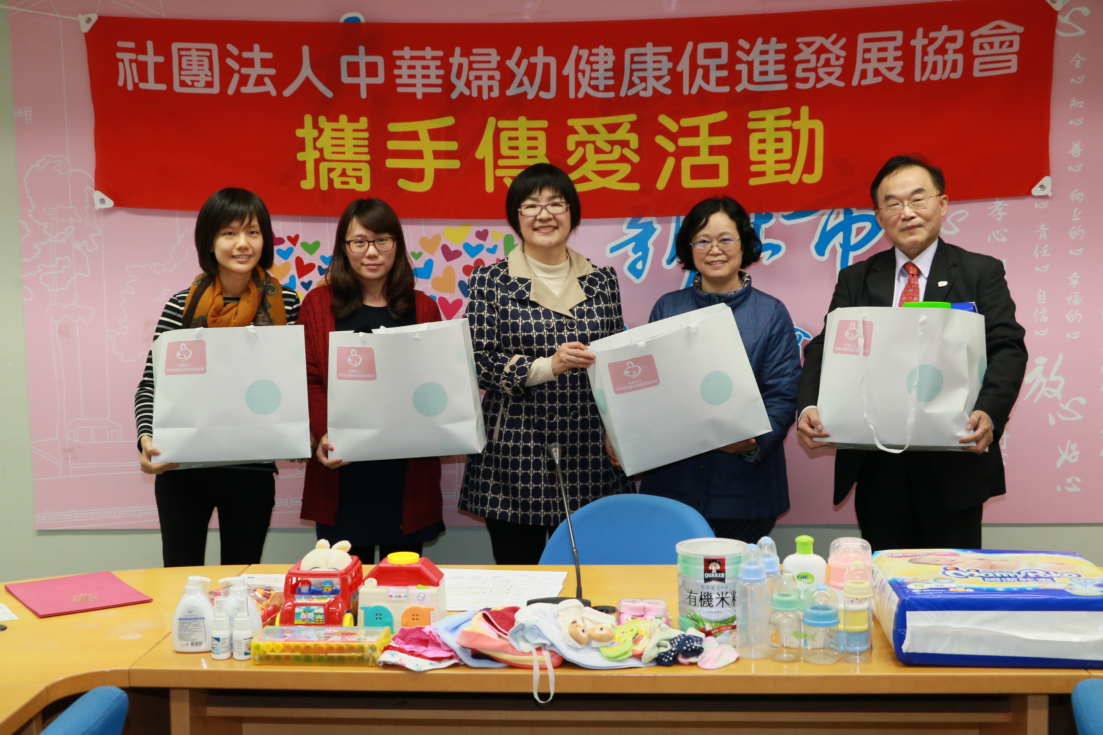 中華婦幼健康促進發展協會理事長潘俊亨〈右〉代表捐贈  左為受贈單位